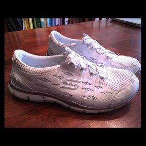 Sketcher slip on tennis shoes